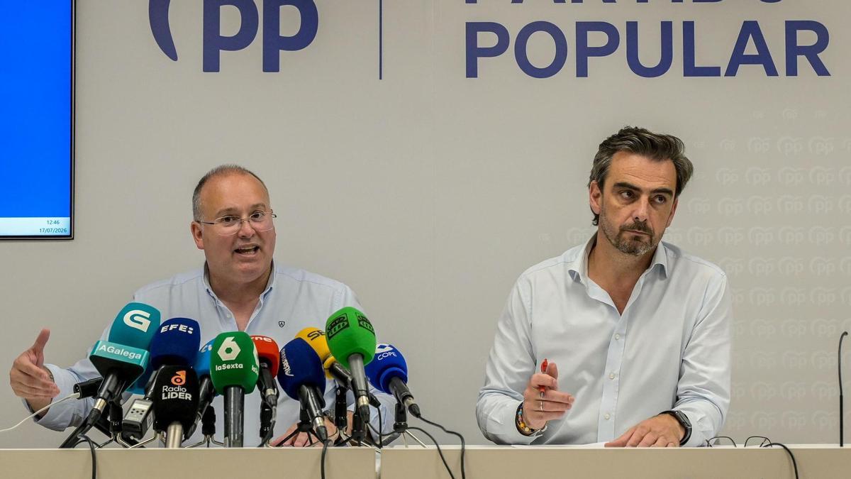 Miguel Tellado y Diego Calvo durante la rueda de prensa en A Coruña en la que anunciaron los candidatos a las alcadías