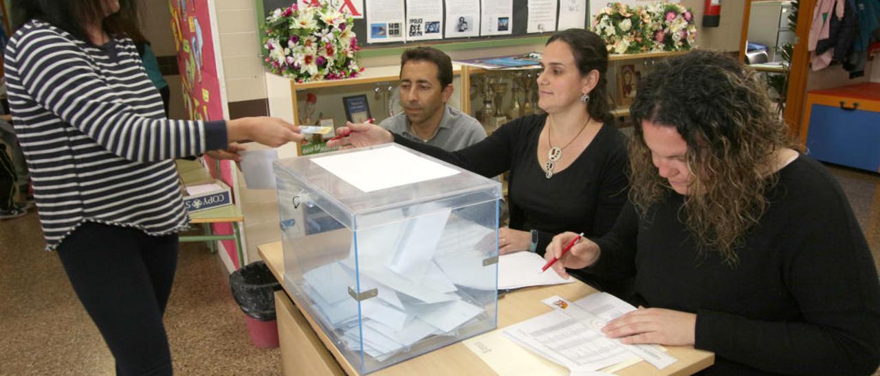 Una madre vota en Ador, en la consulta del curso pasado.