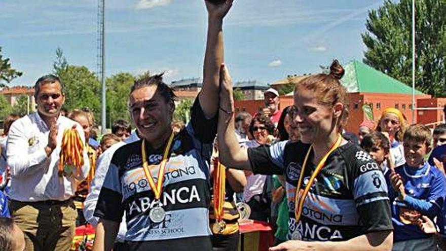 Mónica Castelo, entre lágrimas, y Vanessa Rial levantan la copa de subcampeonas de liga en 2017.