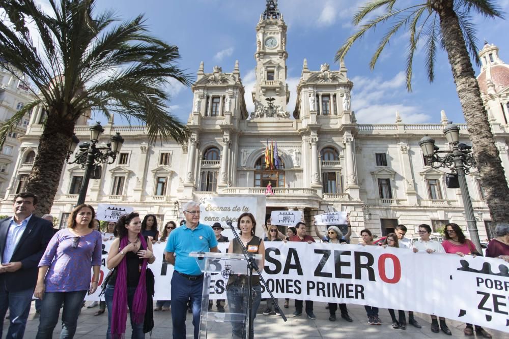 Falla humana de Pobresa Zero en la plaza del Ayuntamiento de València