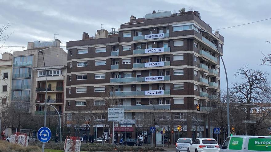 Pancartes penjades amb què els veïns queixen de l'incivisme del grup de joves