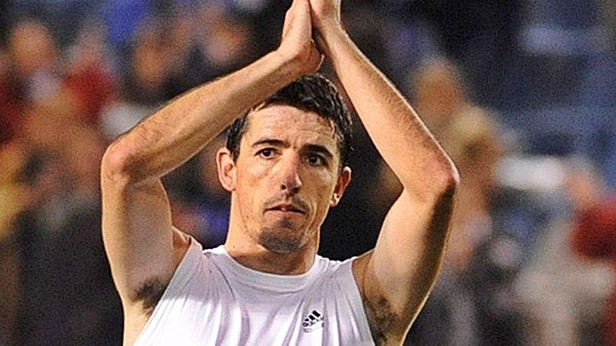 Roy Makaay saluda a la grada de Riazor. |  // CARLOS PARDELLAS