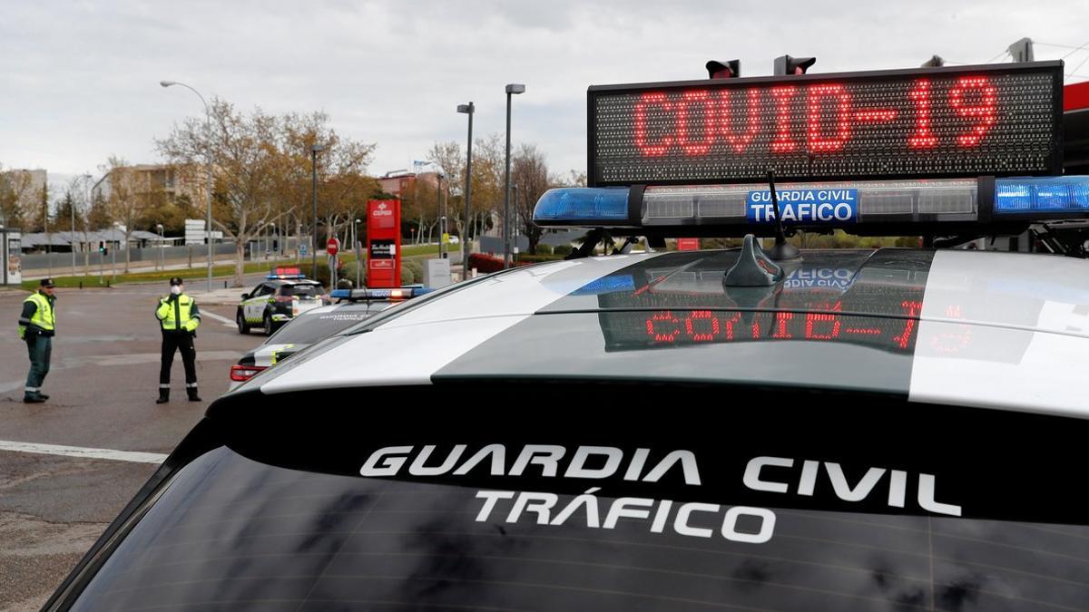 Efectivos de la Guardia Civil realizan un control de tráfico, en Madrid.