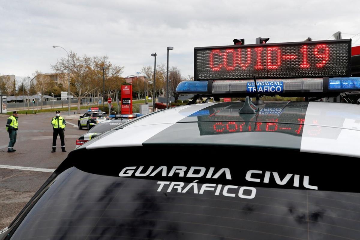 Efectivos de la Guardia Civil realizan un control de tráfico, para evitar traslados injustificados.