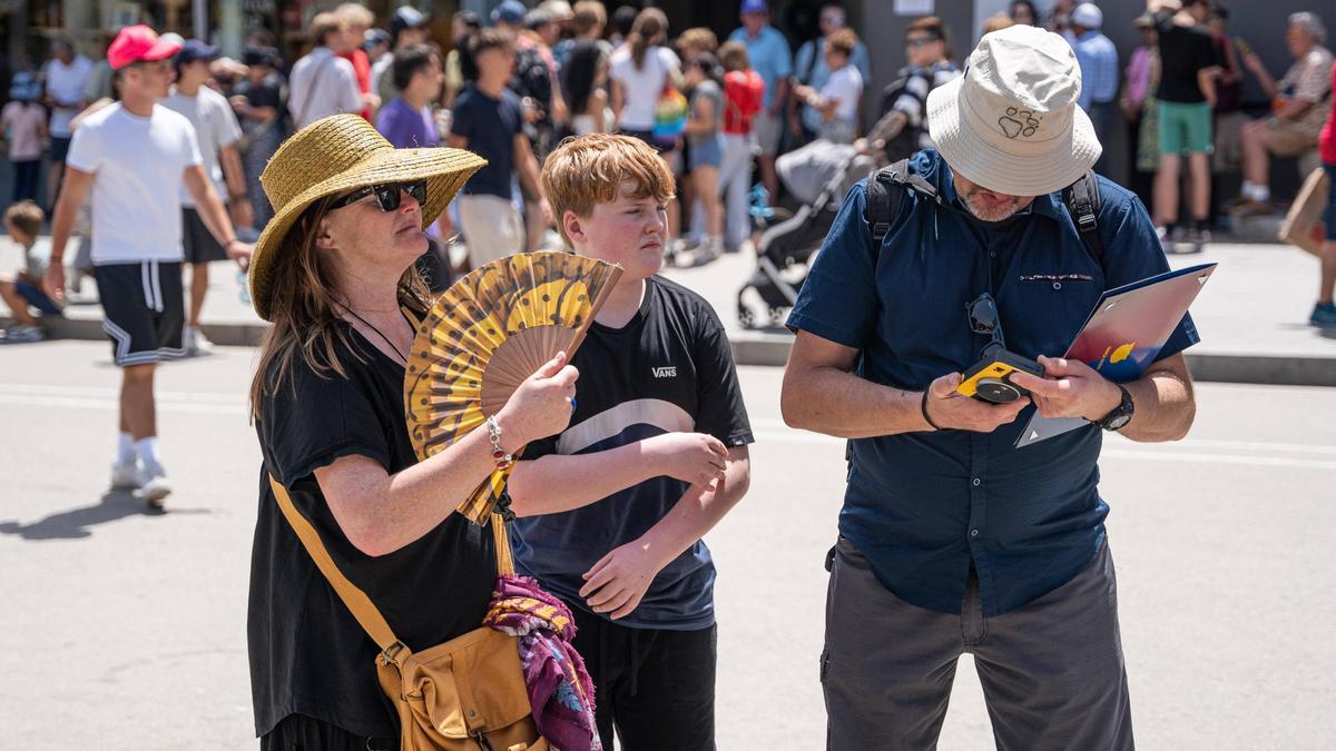 Turistas en el centro de Barcelona afrontando el fuerte calor