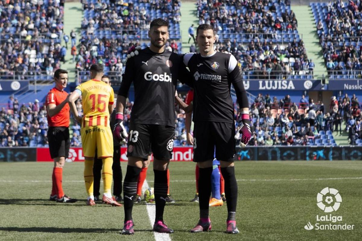 Los porteros del Girona y el Getafe, Paulo Gazzaniga y David Soria, posan vestidos de negro.