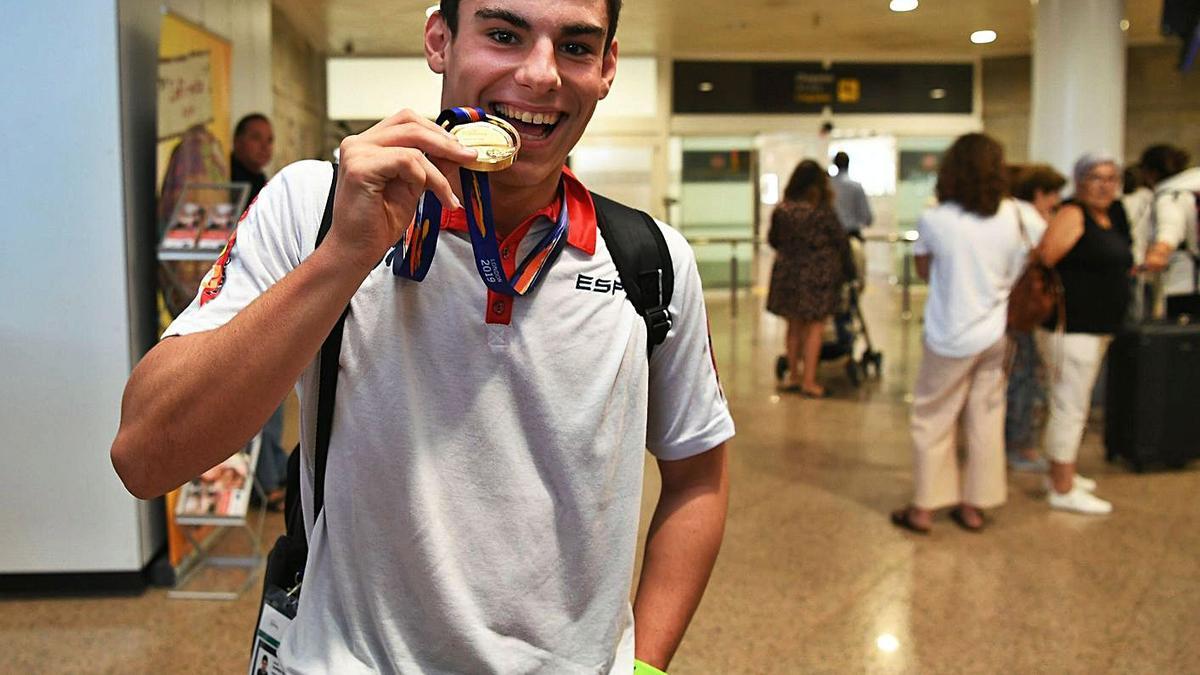 Jacobo Garrido muerde la medalla de oro que ganó en el Campeonato del Mundo. |  // CARLOS PARDELLAS