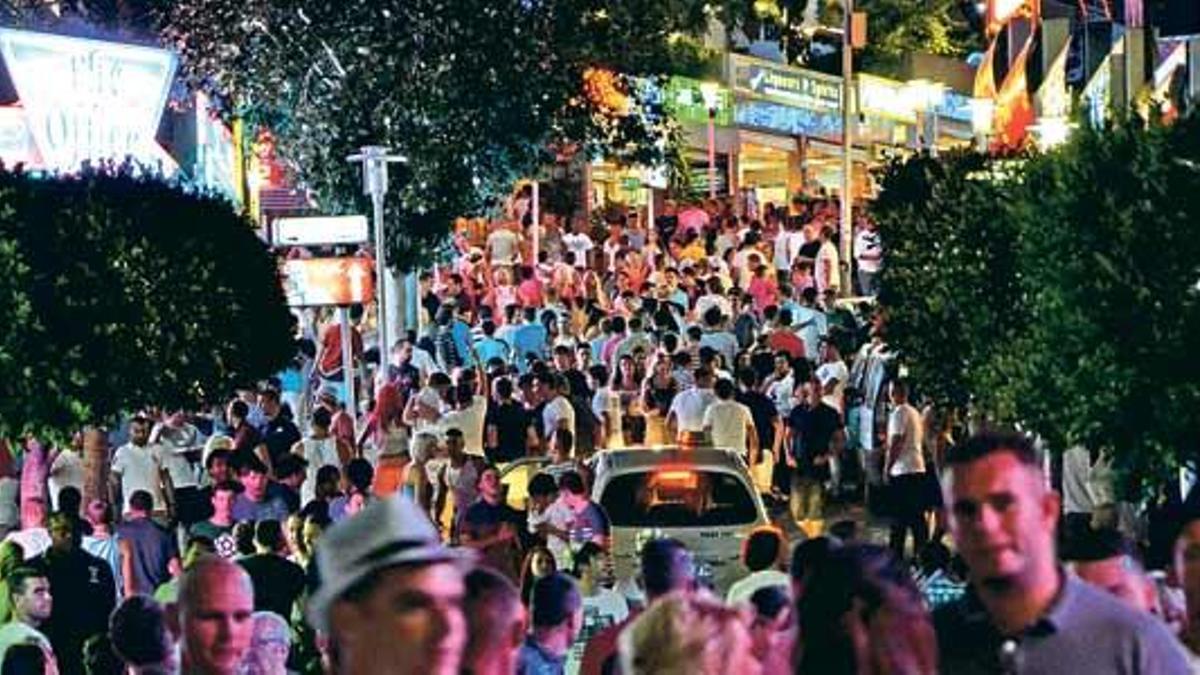 Los sospechosos fueron sorprendidos en Punta Ballena, en Magaluf (Calvià).