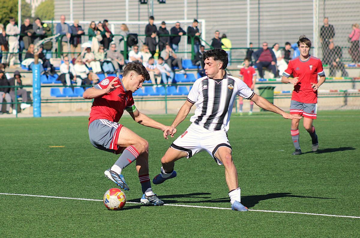 El albinegro Joan Galán, que participó mucho en ataque, pelea el balón con un rival.
