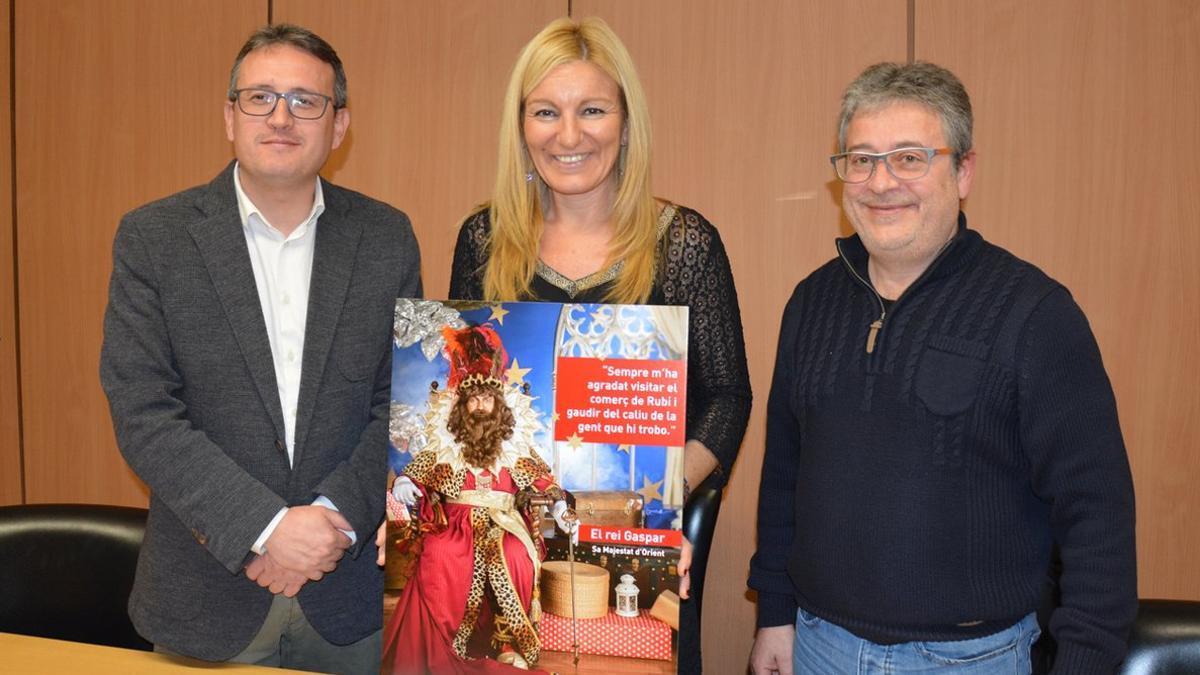 El regidor de comercio, la alcaldesa y el presidente de 'Comerç Rubí' con el cartel de la campaña