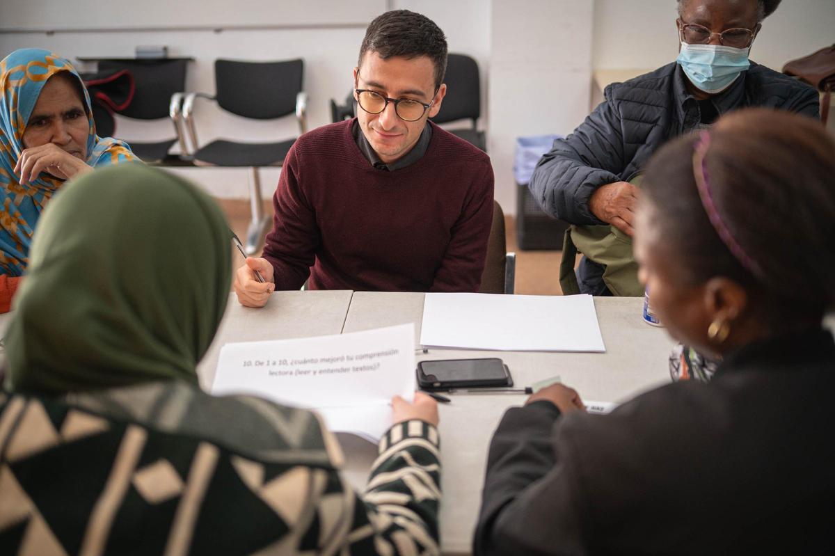 El docente Emanuele Pantano, junto a varias alumnas, en una de las clases habituales del proyecto ‘Tarquí’.