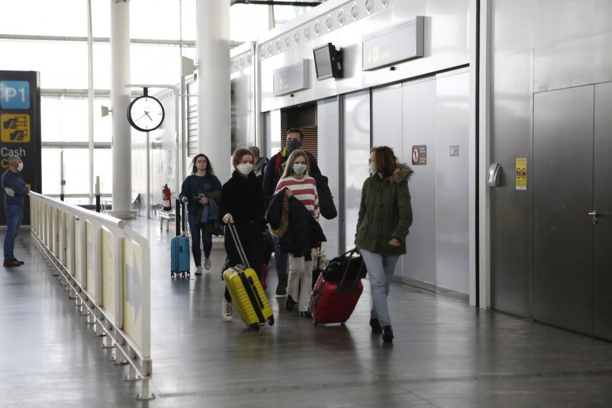 Los viajeros de Londres llegan al aeropuerto de Zaragoza