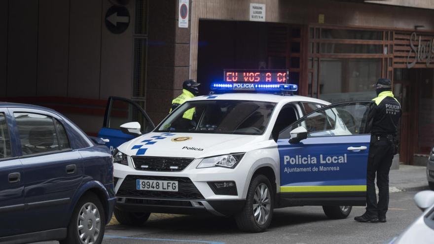 Vehicle i agents de la Policia Local de Manresa |