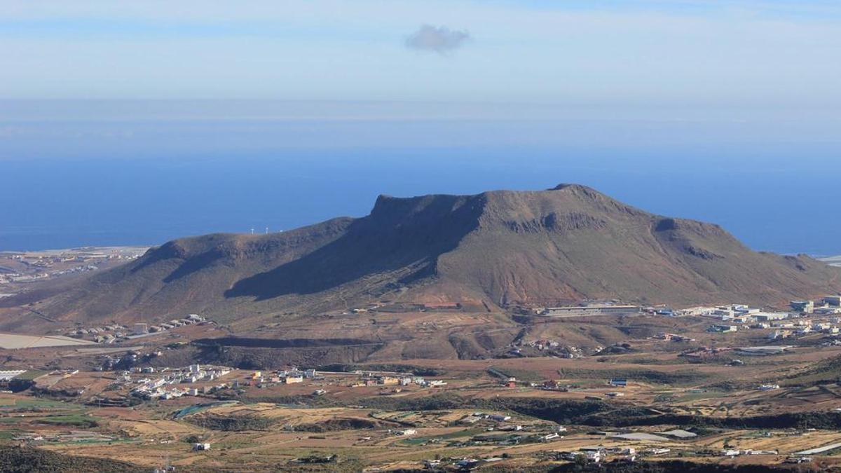 Vista del Monumento Natural de Amagro, en Gáldar, con la zona industrial de San Isidro a la derecha.