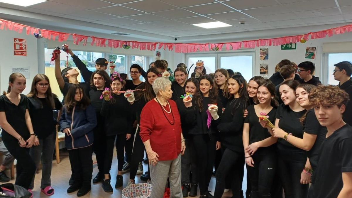 Alumando del aula de teatro del IES de Cacheiras en una de sus actuaciones en una residencia de mayores.