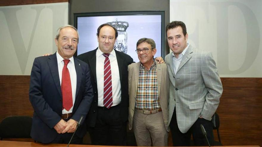 la pipa de la paz. Wencesalo López, Jorge Menéndez Vallina, Roberto Sánchez Ramos y Joaquín del Olmo, posaban ayer relajados para las fotos, antes de la rueda de prensa conjunta.