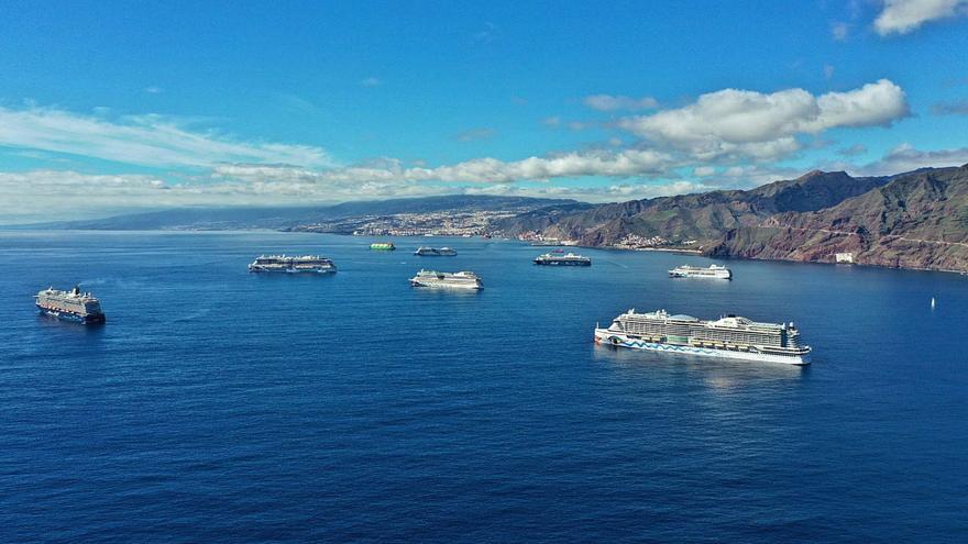 Cruceros en la Zona de Fondeo del Puerto de Santa Cruz de Tenerife.