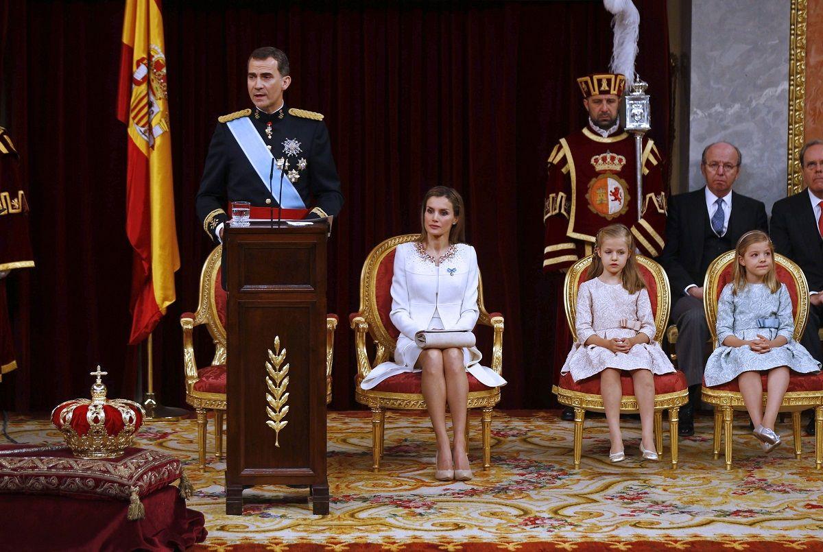 El rey Felipe VI en su proclamación, acompañado por la reina Letizia y sus hijas, la princesa Leonor y la infanta Sofía