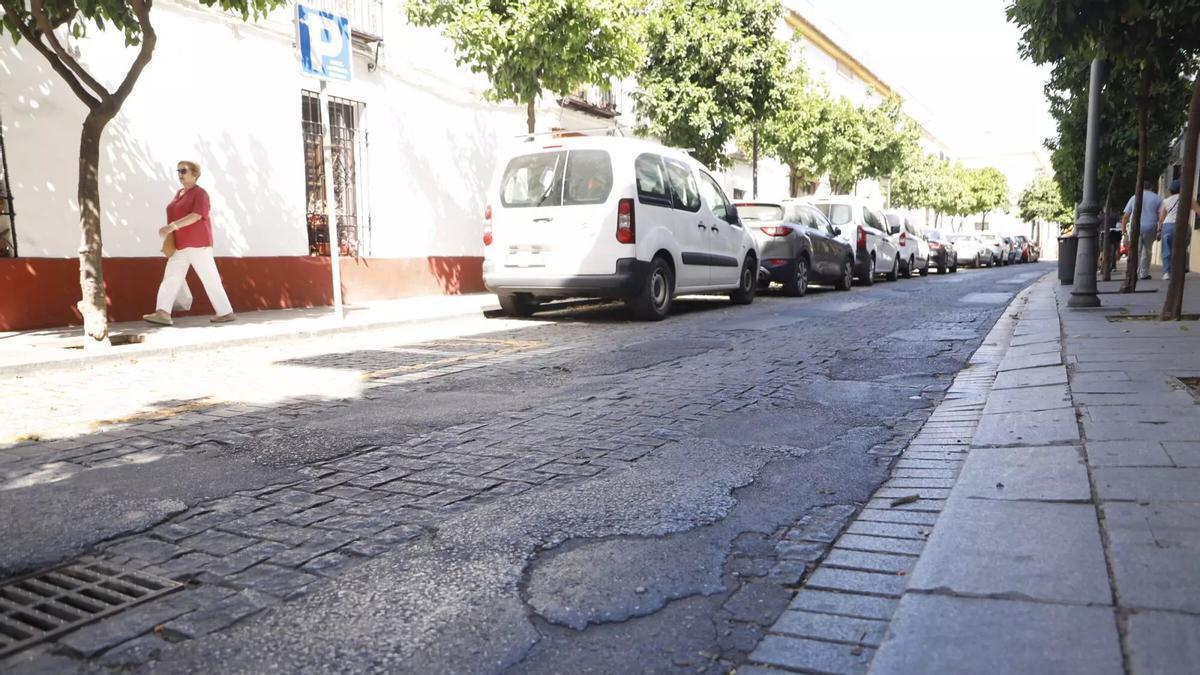 Calle Mayor de Santa Marina, llena de parches sobre la zona adoquinada.
