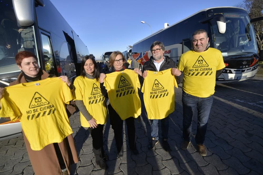 Los trabajadores de Alcoa de Asturias parten hacia Madrid a una manifestación contra el cierre de la fábrica