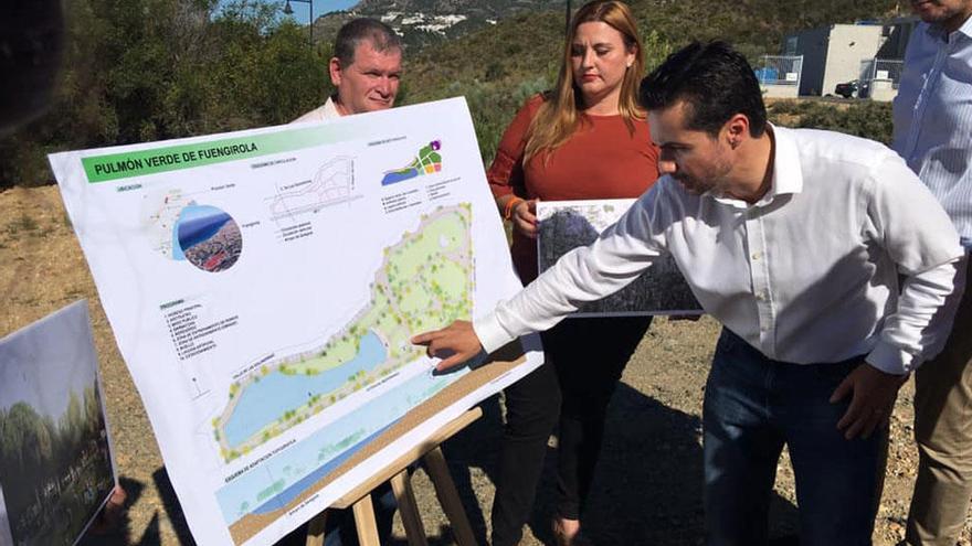 Javier Toro mostrando la infografía del proyecto.