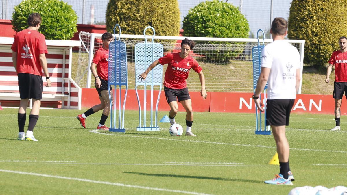 Gaspara conduciendo el balón en el entrenamiento de este sábado en Mareo.