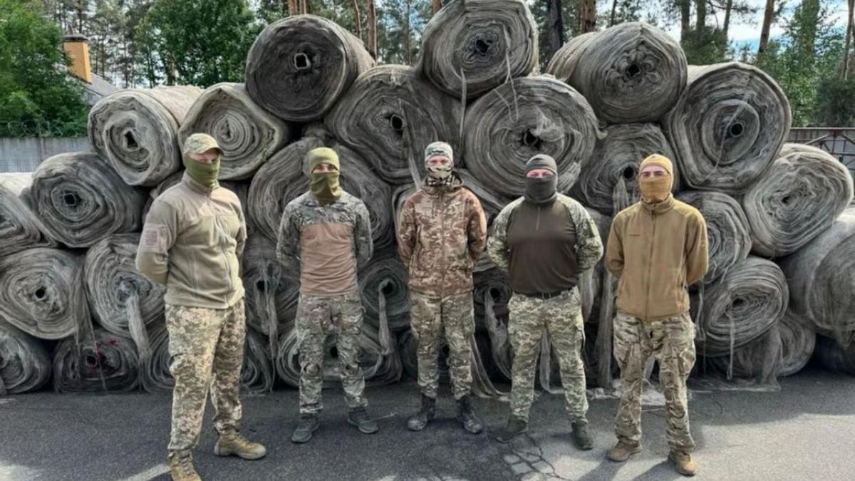 Soldados ucranios con parte de las redes enviadas desde Países Bajos.