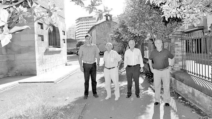 José Luis Casaprima, junto a miembros de Amigos de El Natahoyo, a las puertas del Revillagigedo. | marcos león