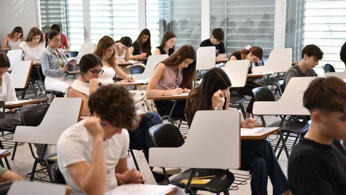 Un centenar d'alumnes van fer una simulació de la selectivitat aquest dimecres a la FUB