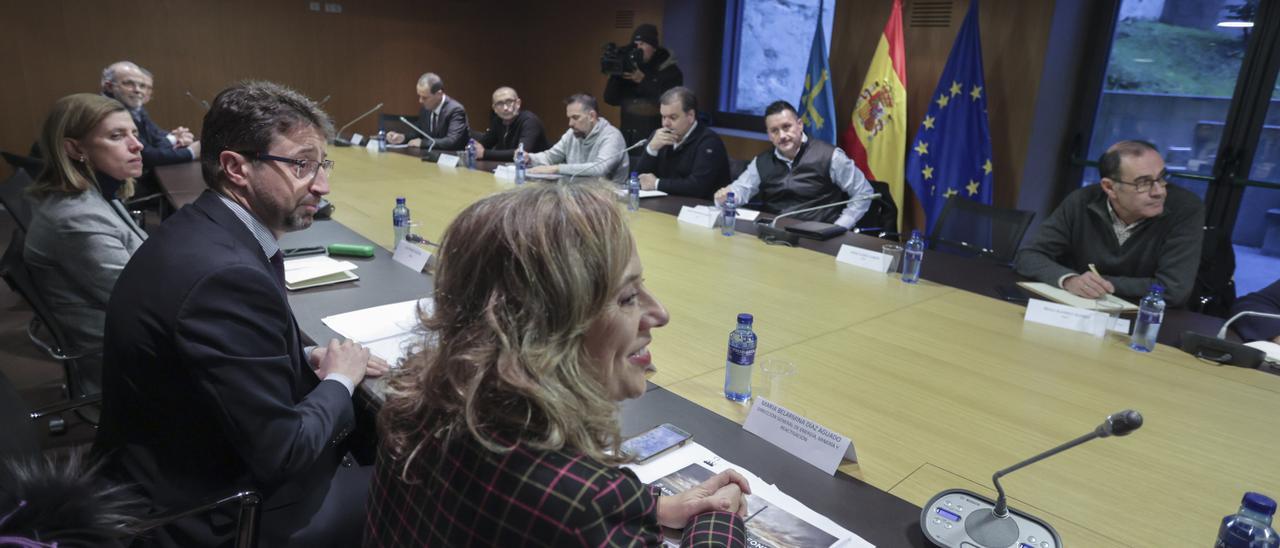 En primer plano, de izquierda a derecha: Eva Pando (Idepa), José Manuel Ferreira (Cámara de Oviedo), Enrique Fernández y Belarmina Díaz. Enfrente, de izquierda a derecha: Alberto González (FADE), Damián Manzano (CC OO), José Manuel Zapico (CC OO), José Luis Alperi (SOMA), Javier Fernández Lanero (UGT) e Íñigo Álvarez (FAC).