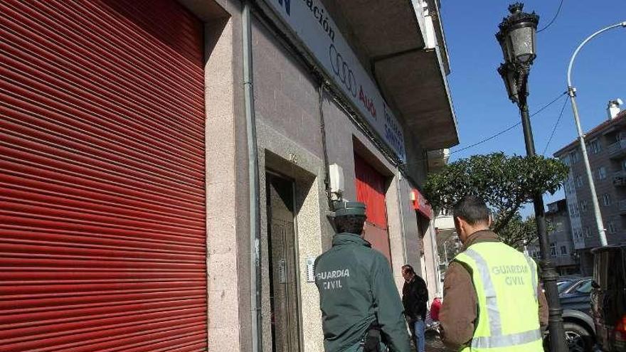 La Guardia Civil, durante el registro al taller del presunto cabecilla.