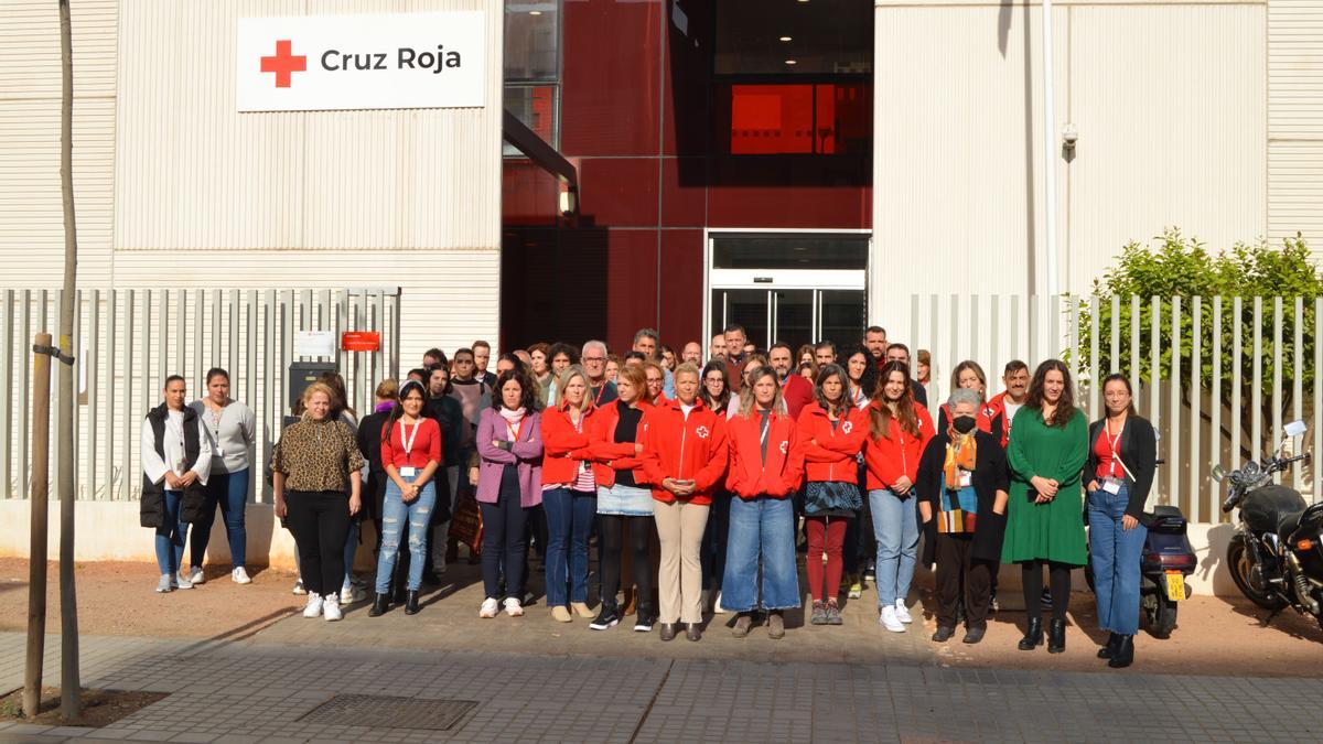 Concentración en la sede de Cruz Roja en el 25N.