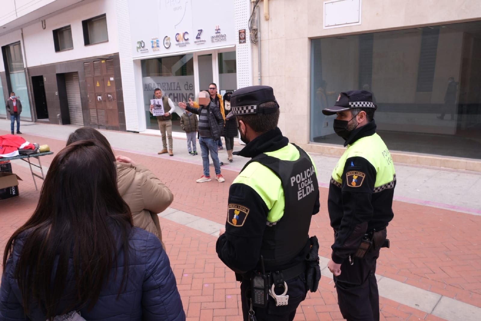 La Policía ha acudido a la protesta en la sede de Zoe en Elda para evitar altercados. ÁXEL ÁLVAREZ