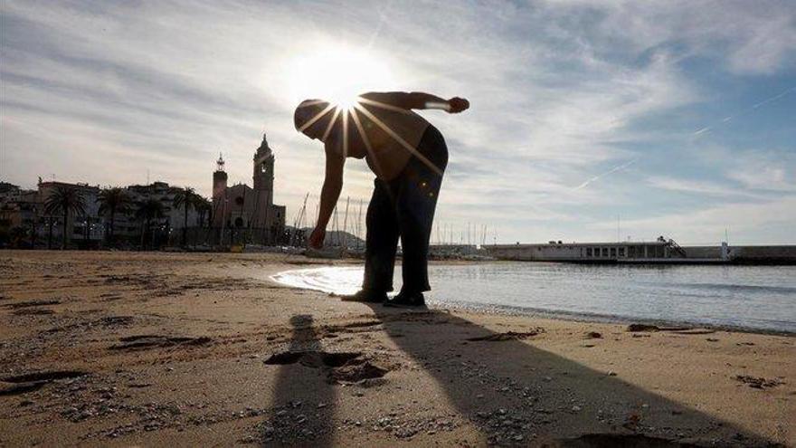 El CSIC investigará el comportamiento del coronavirus en la playa y la piscina