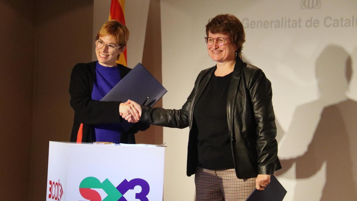 La presidenta de 3Cat, Rosa Romà, i la consellera d'Educació, Anna Simó, formalitzen l'acord per impulsar una plataforma de continguts educatius en català