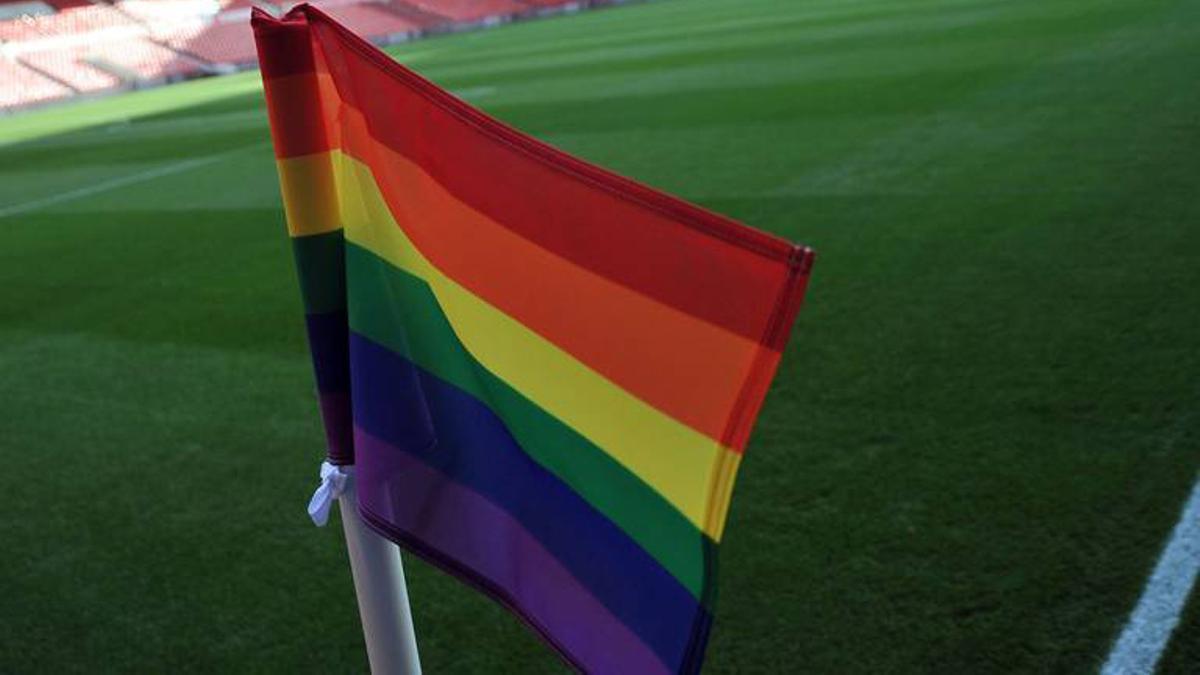 Barcelona impulsa una campanya contra la violència LGTBI-fòbica i racista en l’esport Barcelona impulsa una campanya contra la violència LGTBI-fòbica i racista en l’esport