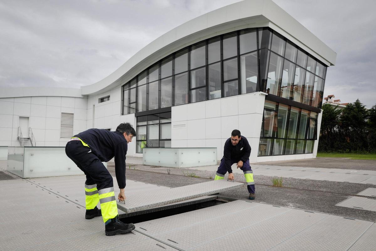 Dos operarios trabajando en la depuradora.