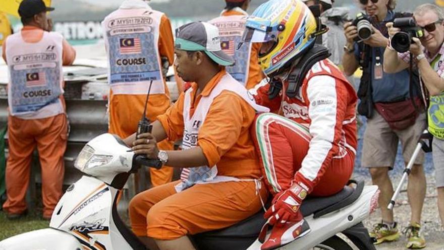 Una moto recoge a Alonso en Sepang.