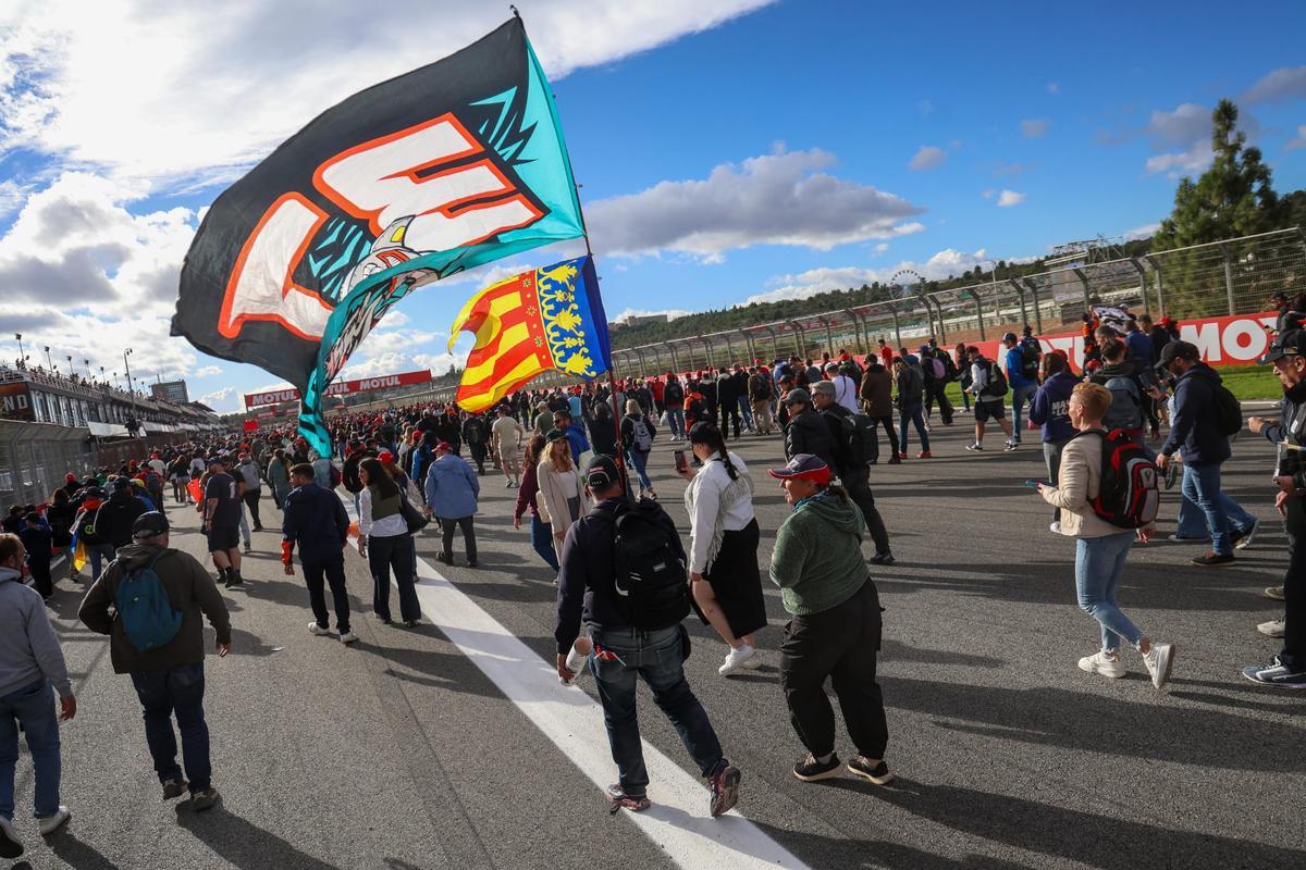 Miles de aficionados invadieron la pista al final para ver el podio de MotoGP