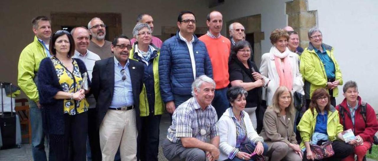 Los representantes de los colectivos jacobeos alemanes, ayer, con Julio González Zapico, en el albergue poleso.