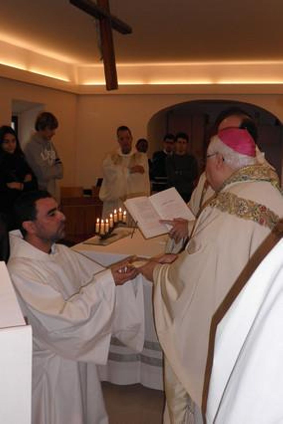 Ignasi López en el moment de rebre els ministeris laïcals de lector i acòlit de mans del bisbe de Girona, Francesc Pardo. Ignasi López en el moment de rebre els ministeris laïcals de lector i acòlit de mans del bisbe de Girona, Francesc Pardo.