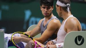 Rafa Nadal junto a Carlos Alcaraz durante los ejercicios de calentamiento previos a las finales de Copa Davis en Málaga.