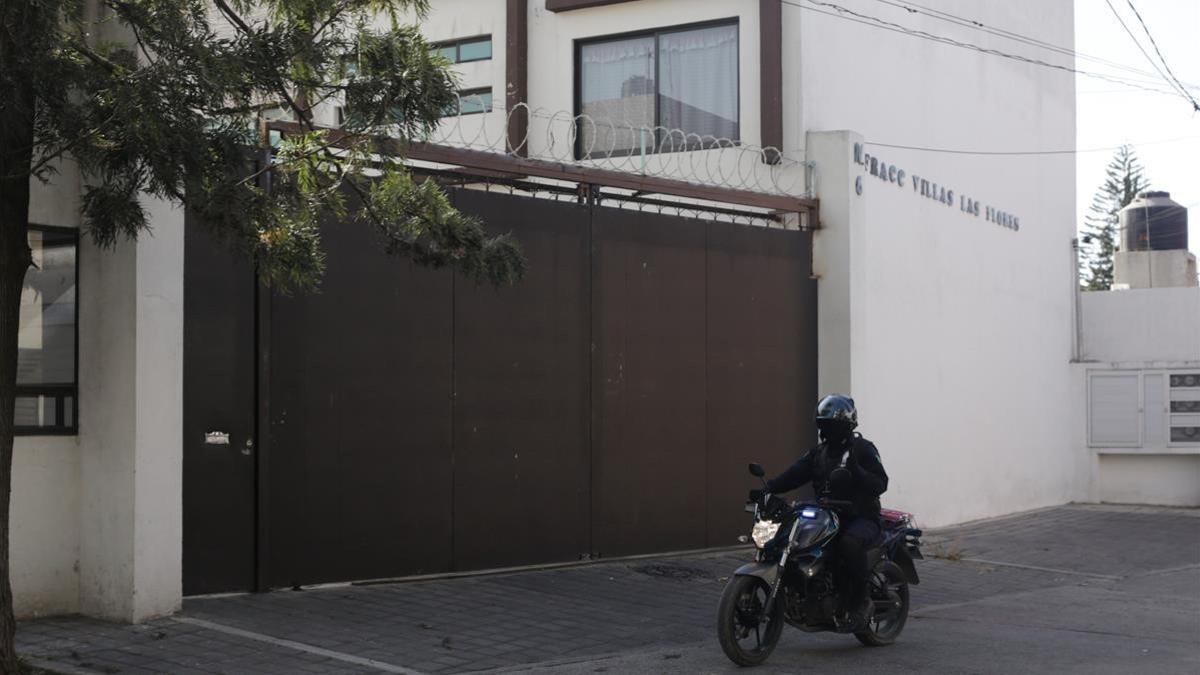 Exterior de la casa donde fue asesinado el empresario espanol Segismundo Diaz Martin, en Puebla