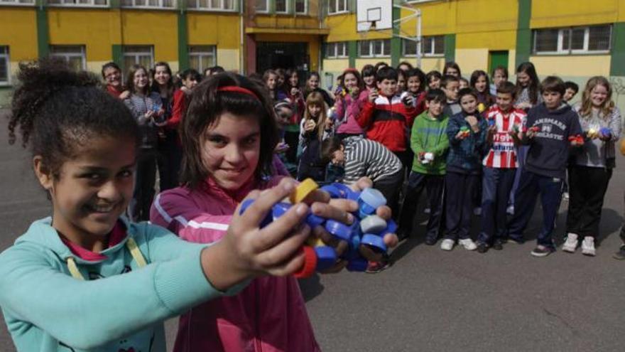 Los alumnos del Colegio Federico García Lorca con los tapones recogidos en su campaña solidaria.