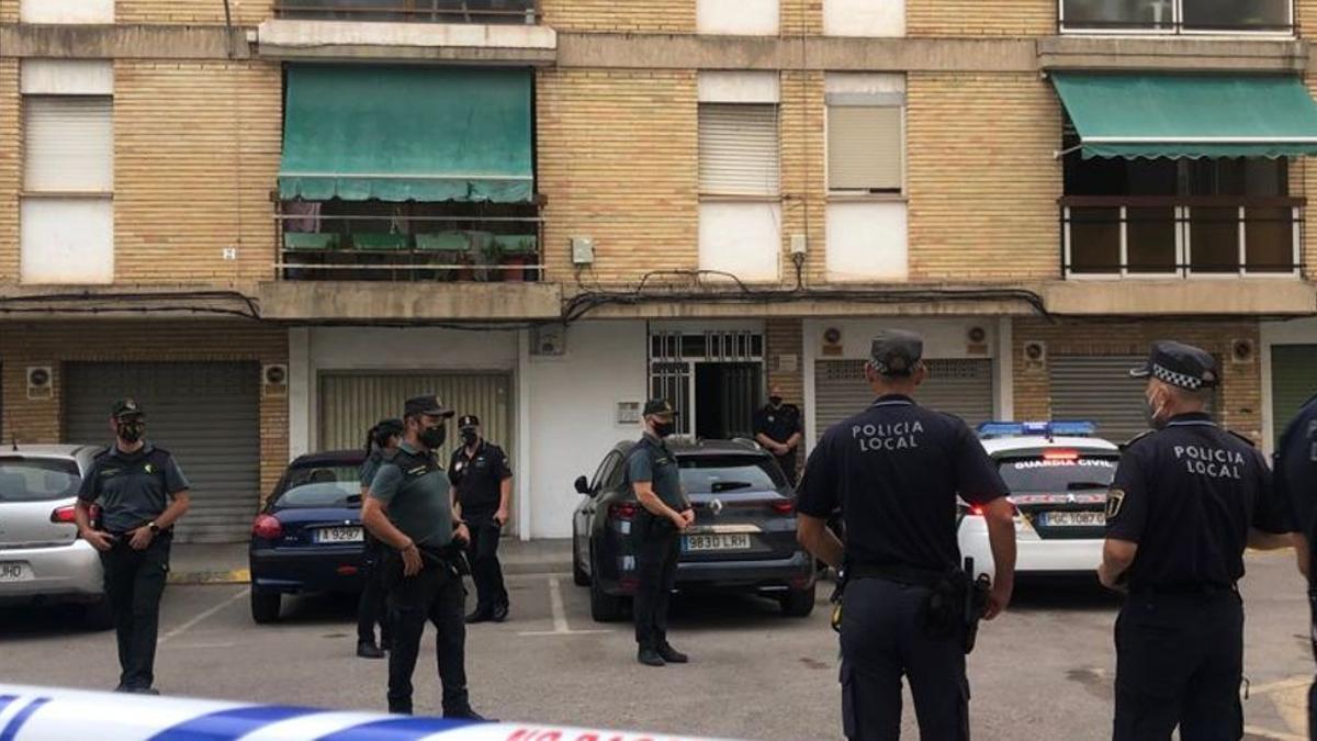 Agentes de la Guardia Civil y de la Policía Local  frente al inmueble de Villajoyosa.