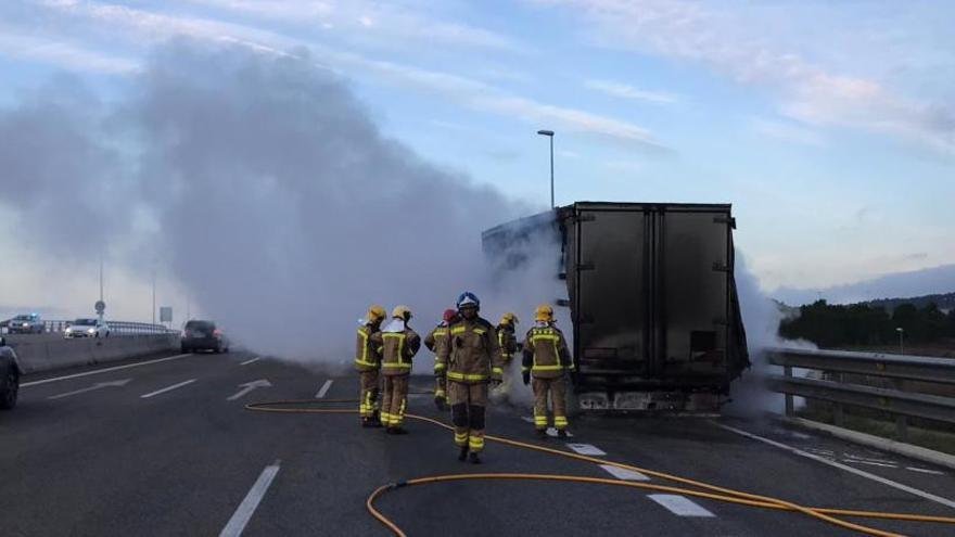 El camió incendiat, aquest dilluns al matí