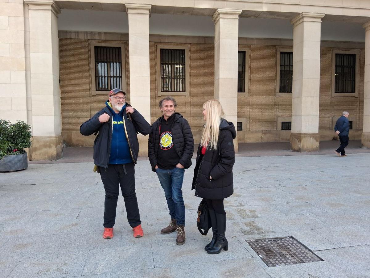 Los representantes de los trabajadores del centro de Juslibol, este viernes ante la Delegación del Gobierno.