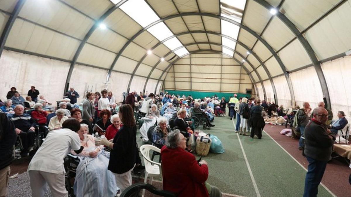 Cientos de personas han pasado la noche en un pabellón en la localidad de Finale Emilia, tras el terremoto que ha afectado la región de Emilia Romagna.