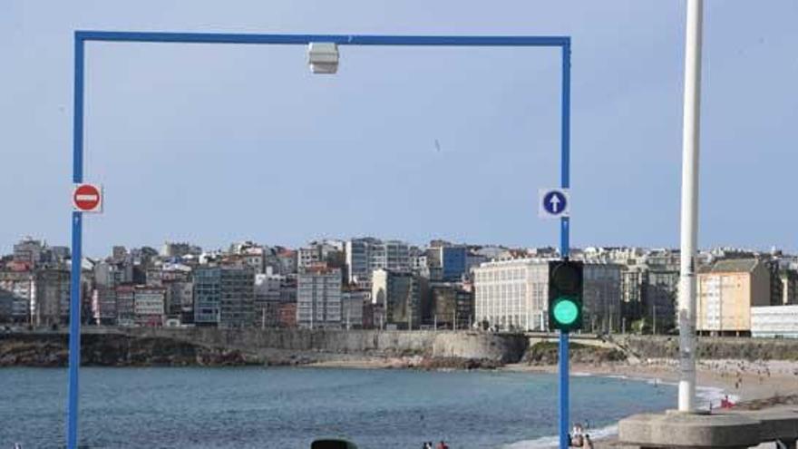 Los semáforos regulan el acceso a las playas.
