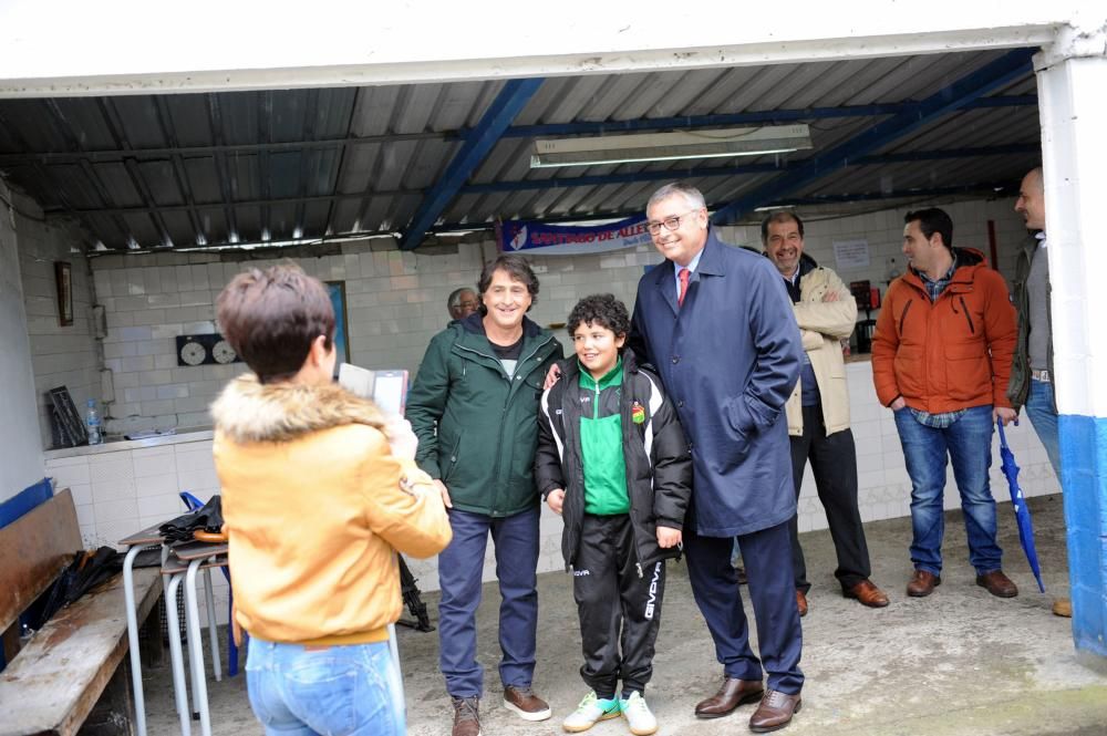 Grabación de un programa de televisión en el campo del Santiago de Aller